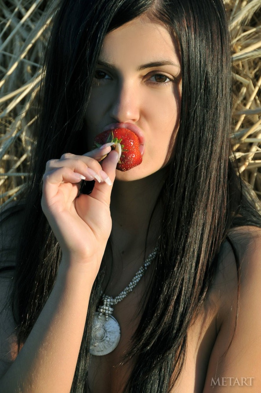 Hottie, who loves nature, gets orgasm in the field