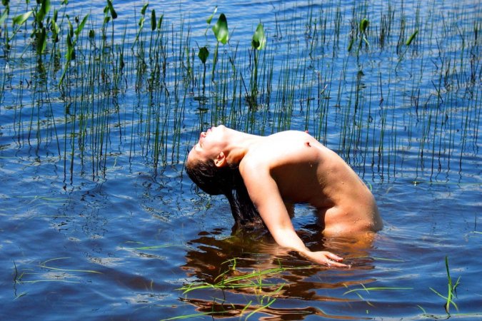 Gorgeous models posing nude in some cool outdoor areas photo 17