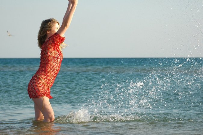 Naked babe plays with warm sea water. photo 9