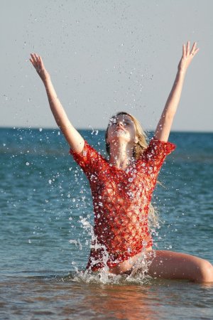 Naked babe plays with warm sea water. photo 10