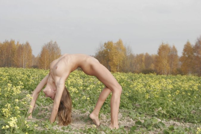 Naked babe walks the autumn forest photo 7