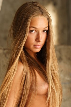 Her jean shorts slip off to get her naked photo 11