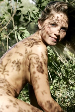 Blondie gets bright orgasm on the tree. photo 1
