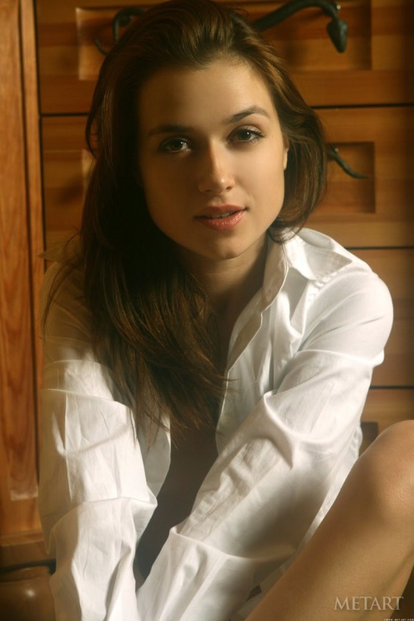 Luda B – Skinny brunette is showing her great solo skills