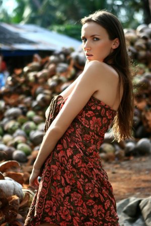 Brunette dives naked into the warm ocean. photo 9