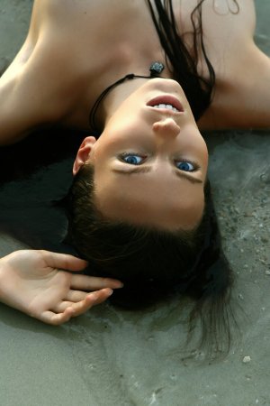 Brunette dives naked into the warm ocean. photo 14