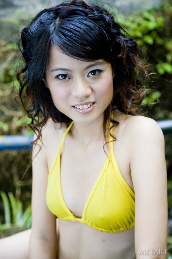 Coie Cheung – Hottie takes off bikini on a walk in the forest.