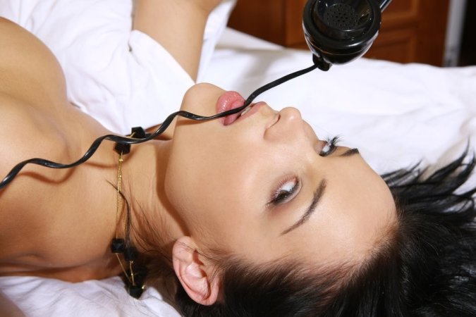 Babe masturbates when talking on the phone. photo 1