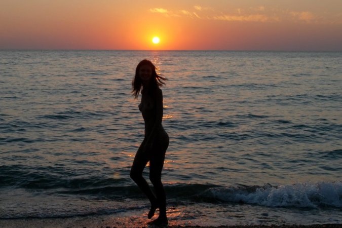 Sweetie enjoys her naked body at seaside. photo 1