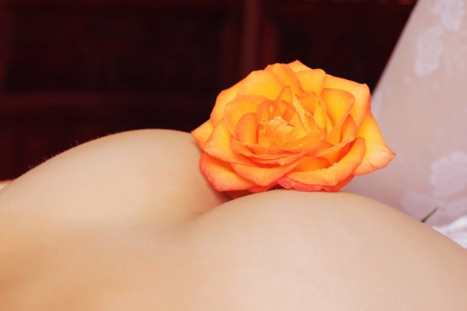 Naked cutie plays with a yellow rose. photo 15