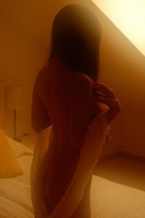 Naked dark-haired hottie plays with candles photo 4