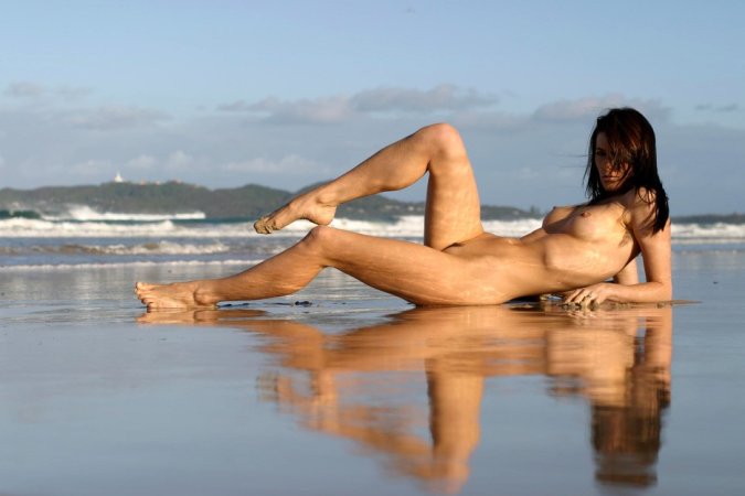 Hottie wraps her naked body with fishnet. photo 9
