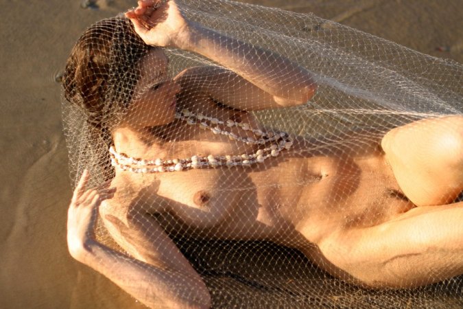 Hottie wraps her naked body with fishnet. photo 16