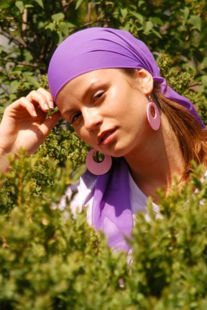 Naked babe orgasms under sun in the bushes photo 3
