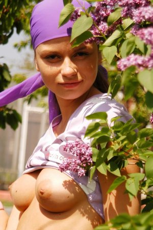 Naked babe orgasms under sun in the bushes photo 5