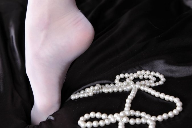 Rubbing pearls against her nipples makes her horny photo 3