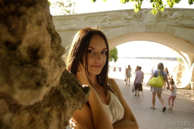 Dark-haired chick stripteases in the ruins. photo 2