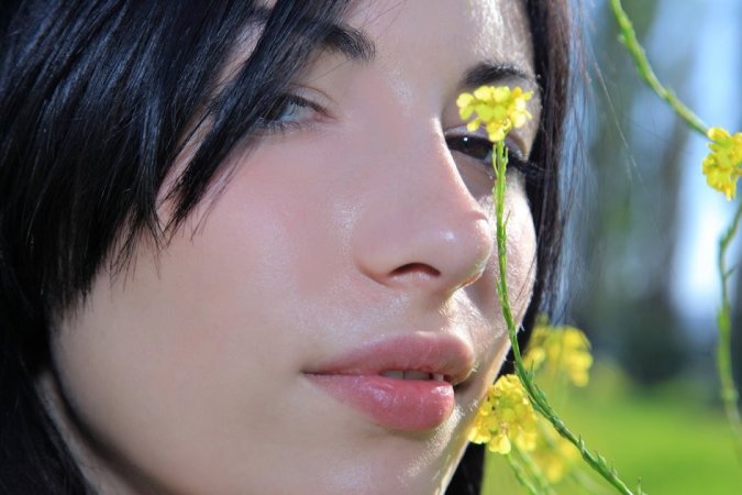 Dark-haired babe rubs pussy with primroses. photo 14