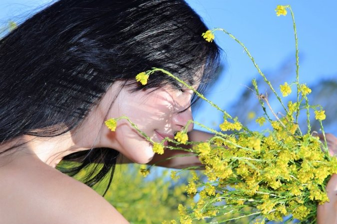 Dark-haired babe rubs pussy with primroses. photo 17