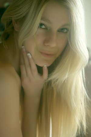 Yummy cutie gets orgasm in her bed photo 3