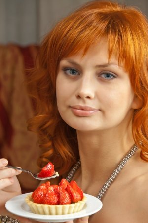 Ginger babe is eating strawberry being naked photo 16