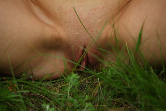 Ginger babe rubs naked body with grapes. photo 8