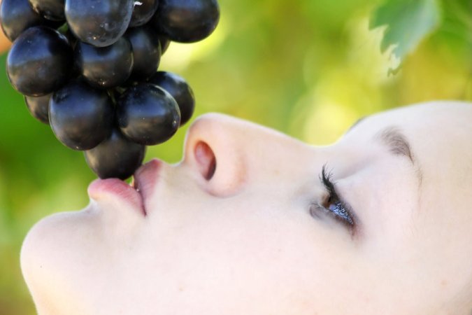 Naked hottie eats grapes in the garden photo 6