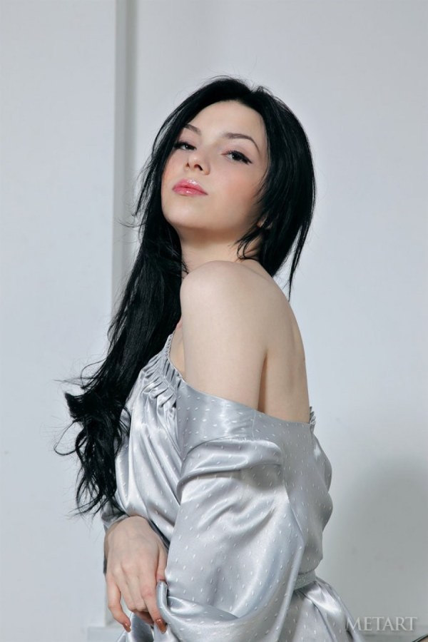 Felicia B – Fashion model shows off her shaved pussy