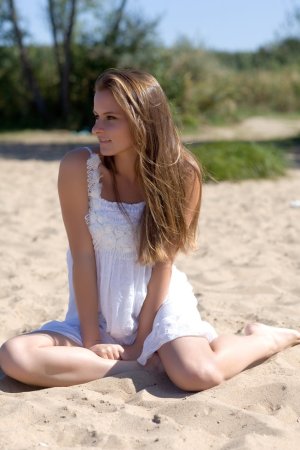 Kinky chick is showing her naked body on the beach photo 2