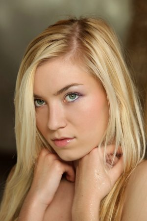 Blonde hottie masturbates in a bubble bath. photo 19