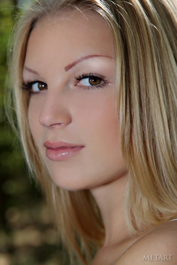 Cristal A – Cutie rubs shaved pussy against trees in the forest.