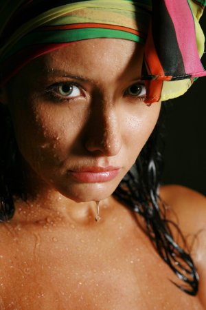 She likes covering her body with water photo 5