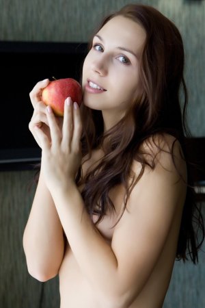 Slim babe reveals her everyday life and sex pleasures. photo 19