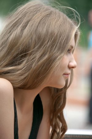 She has lunch then home for naked time photo 6
