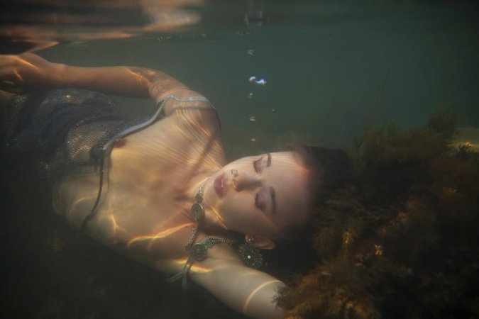 Naked babe dives totally naked into warm water. photo 1
