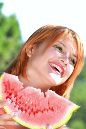 Chick rubs pussy with watermelon. photo 5