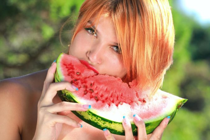 Chick rubs pussy with watermelon. photo 7