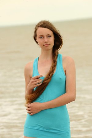 Hot chick goes for a long walk barefoot. photo 17