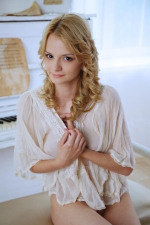 Stunning chick masturbates after playing the piano. photo 1