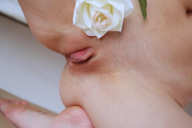 Stunning chick masturbates after playing the piano. photo 2