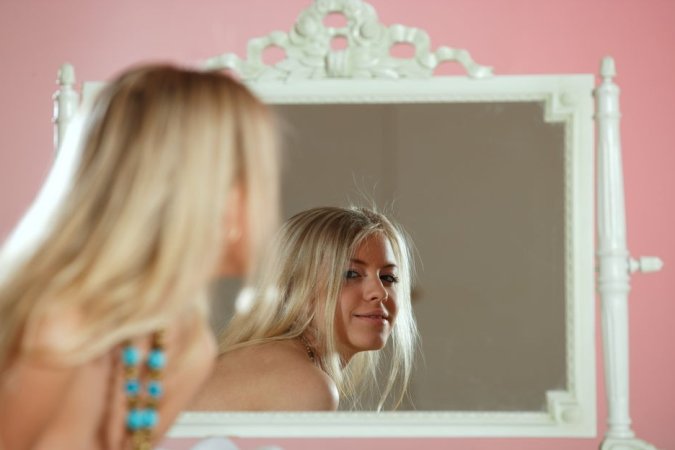 Sweet blonde lady showing her sexy body photo 2