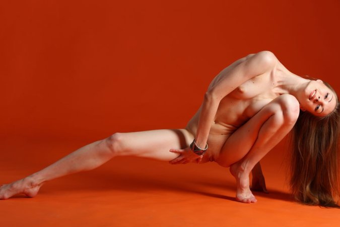 Flexible chick shows her fantastic skills. photo 2