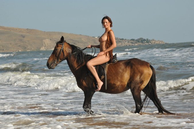 Brunette gal posing with her horse photo 1
