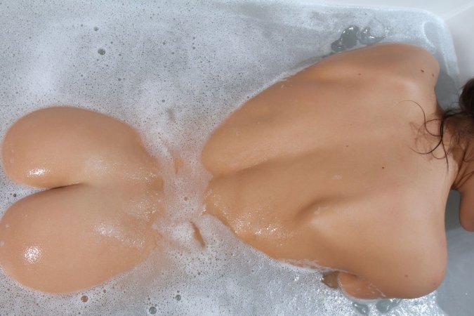 Hottie soaps hot smoking body in bath. photo 20