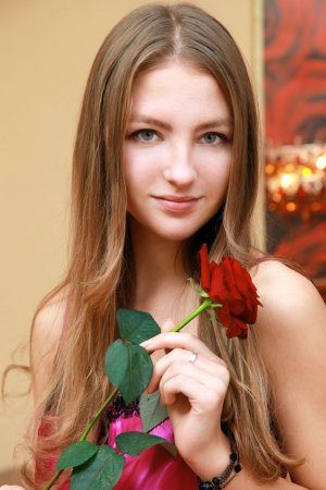 Petals and thorns in shaved pussy. photo 8