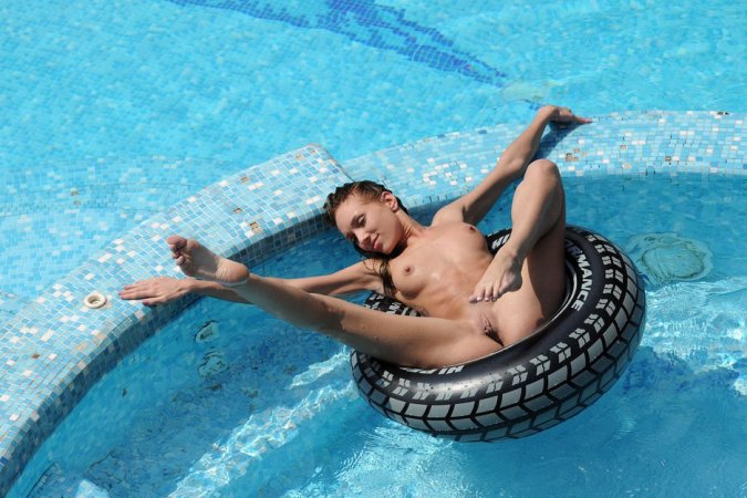Hottie swims totally naked in warm outdoor pool. photo 3