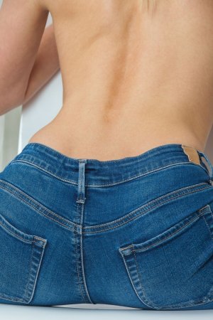 Hottie takes off her tight jeans photo 6