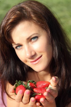 Naked babe caresses her body with strawberry. photo 17