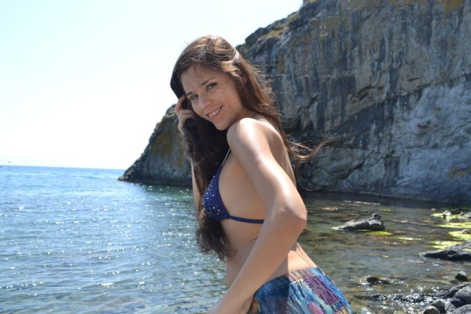 Outdoor loving babe gets naked at the lake photo 1