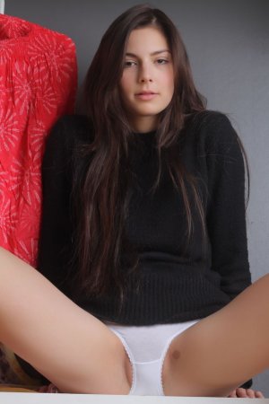 Naked cutie performs a passionate dance. photo 3